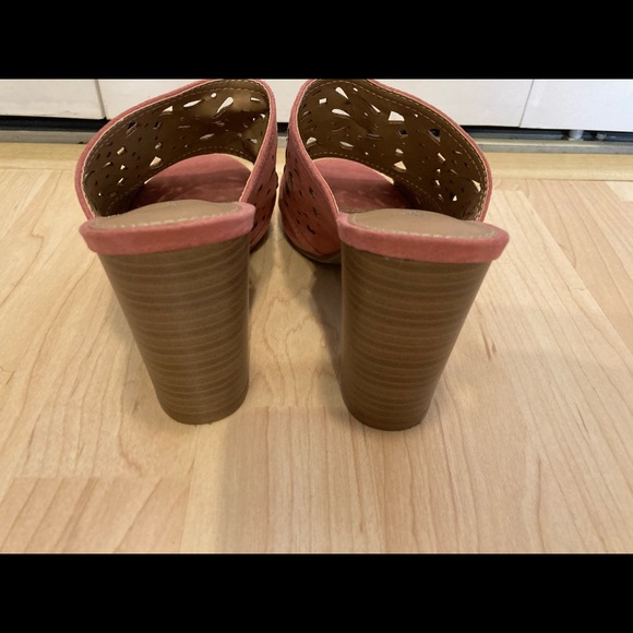 Size 6.5 American Eagle Dusty Rose Laser-cut Clogs - Picture 7 of 15